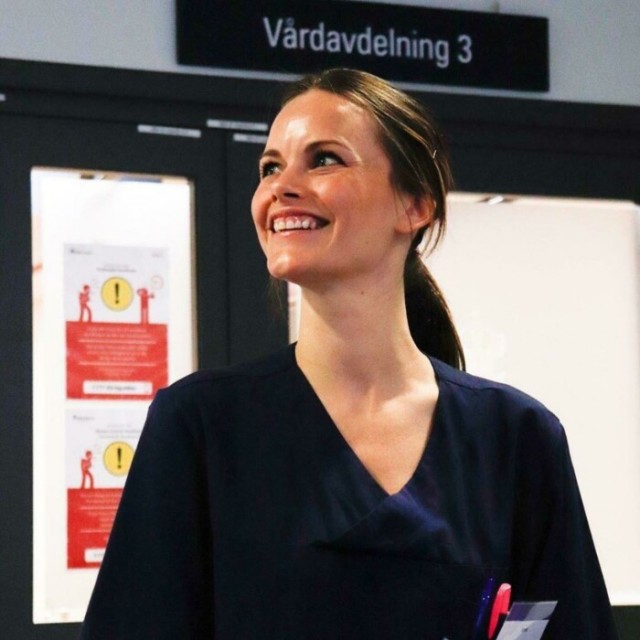 Шведская принцесса София закончила трёхдневные курсы и начала работать в больнице, чтобы помочь медикам во время кризиса