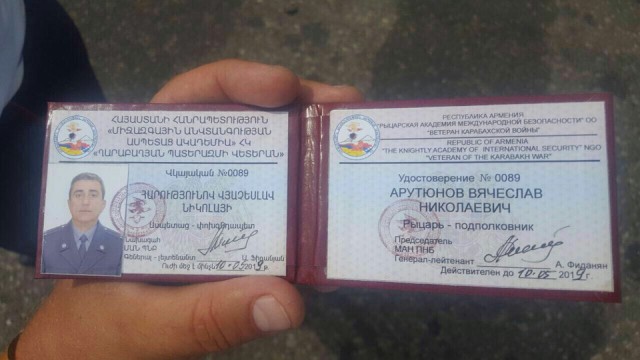 Гражданин угрожал ксивой, бил в стекло, по двери, девушке на парковке за то, что его якобы не пропустили