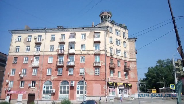 Зачем на крышах домов сталинской эпохи строили загадочные домики-башенки