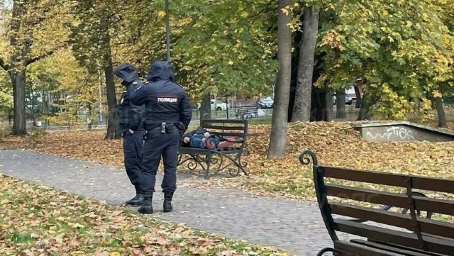 В Москве мужчина внезапно "воскрес", когда полицейские приехали оформлять его труп