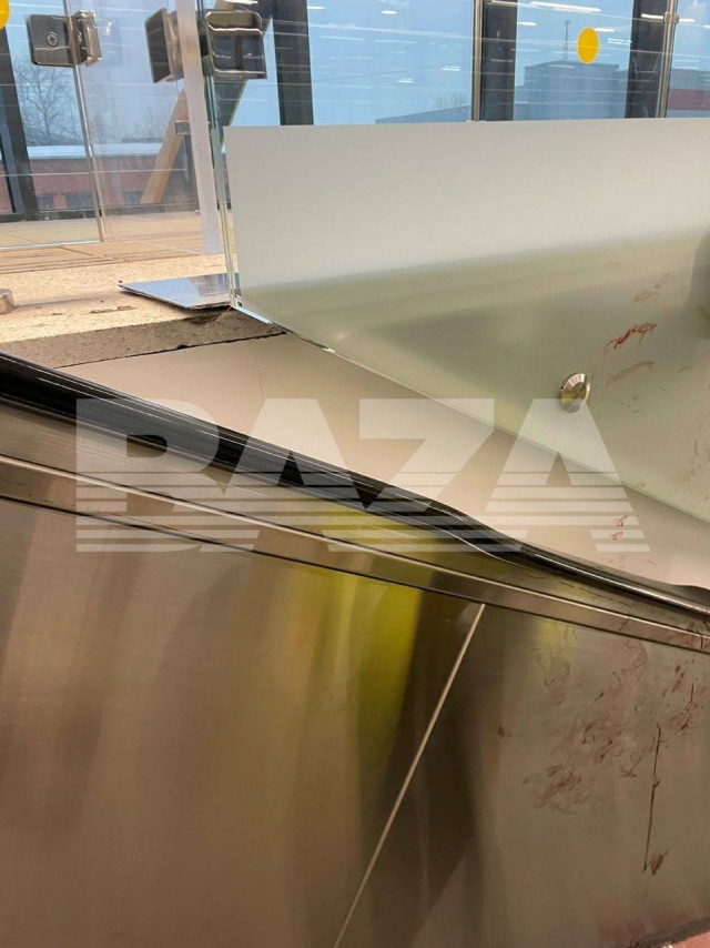 Ребёнку зажало голову эскалатором