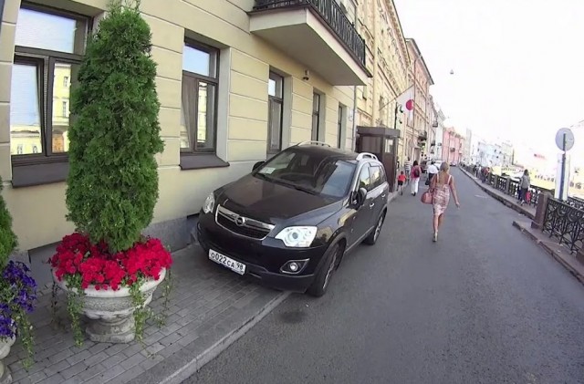 Психованная баба катает на капоте активиста Стопхам в Питере