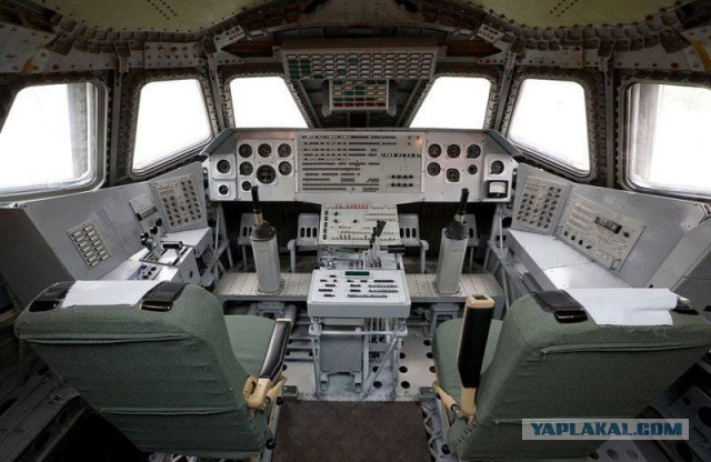 В кабине пилота космического челнока