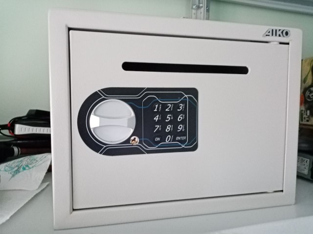 Как открыть сейф?