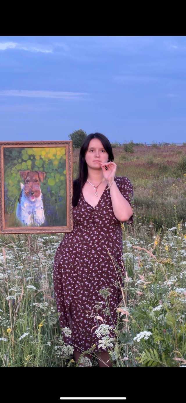 Фотосессия с картиной в июльском поле