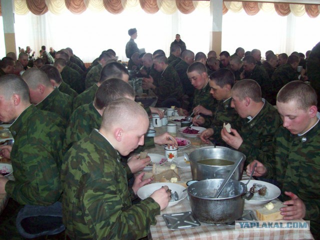 «Шведский стол» в солдатской столовой