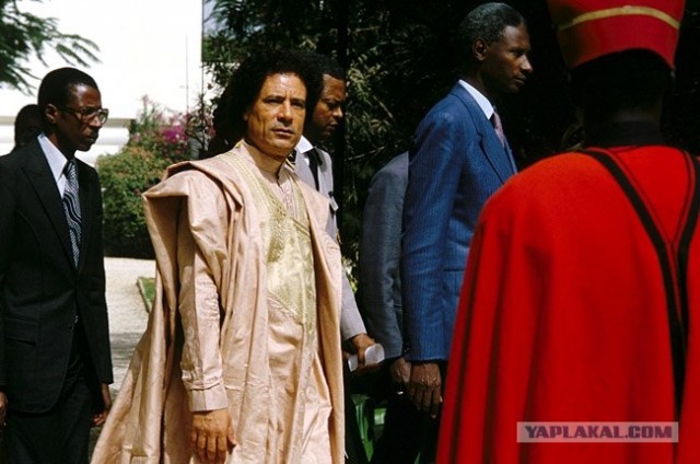 Каддафи - человек-костюм