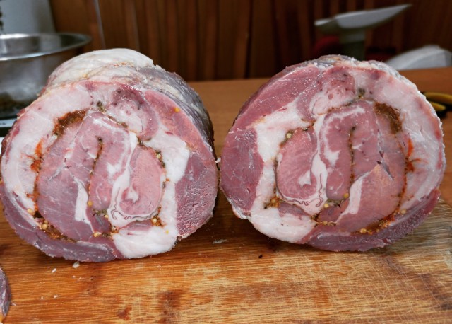 Хрустящий рулет из свинины с латиноамериканским аккомпанементом