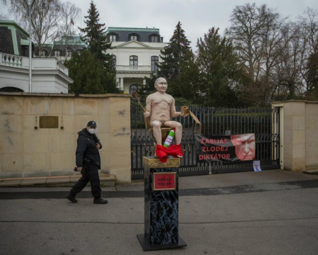 В Праге открыли памятник уважаемому Владимиру Владимировичу Путину