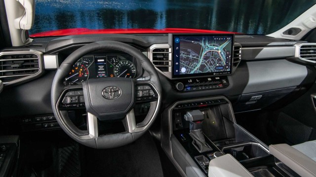 Новая Toyota Tundra: брутальный дизайн и супервыносливое шасси