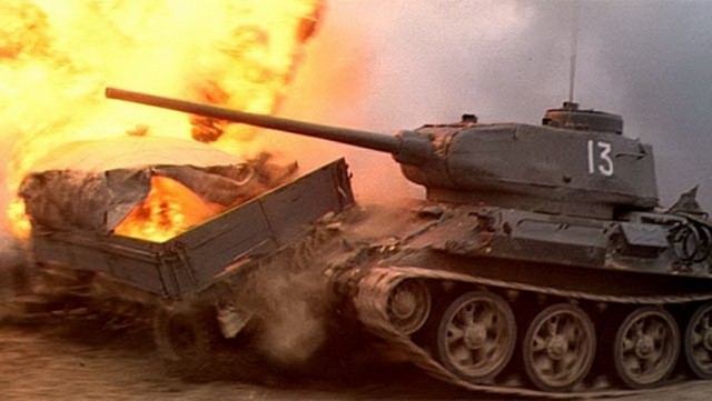 Немецкий танк Leopard таранит горящую американскую боевую машину пехоты M2 Bradley и тоже сгорает...