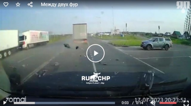 Водитель легковушки натурально в рубашке родился