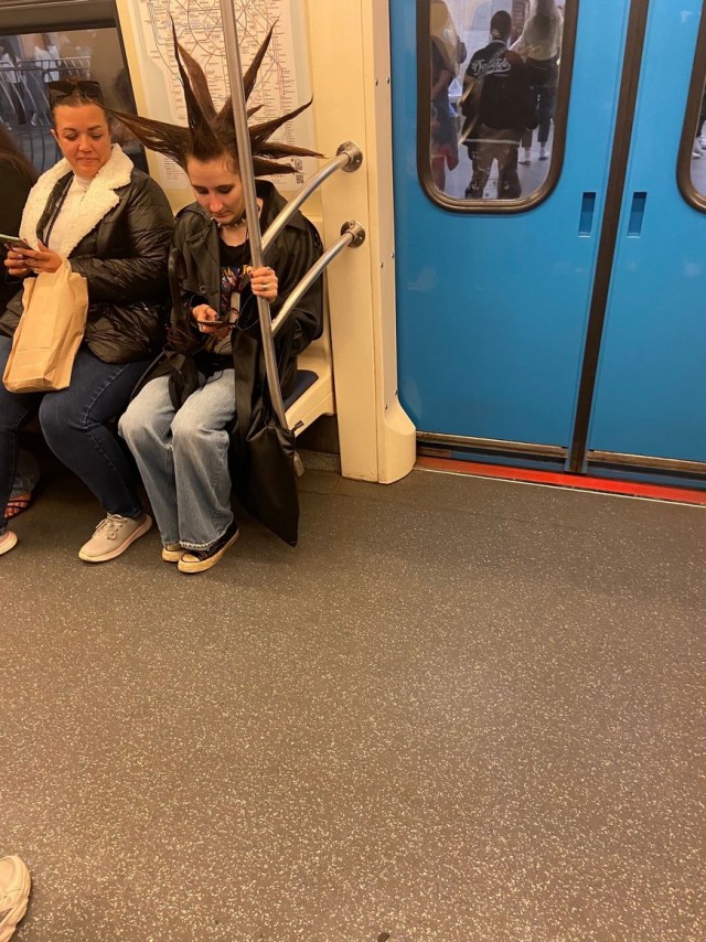 Свежая порция "модников" из нашего метро