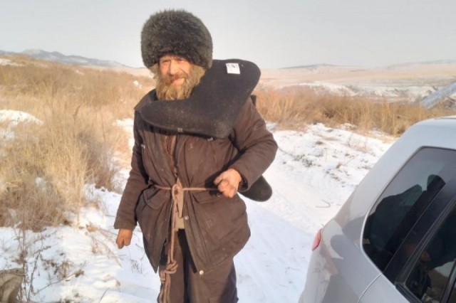 Отшельник из Бурятии, 25 лет проживший в землянке, вышел к людям. Он сильно постарел и больше не может жить сам по себе