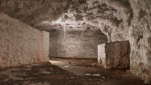 Показываю где "прятали" дефицит в СССР — это огромный подземный холодильник. Его вместимость 200 ЖД вагонов провизии!