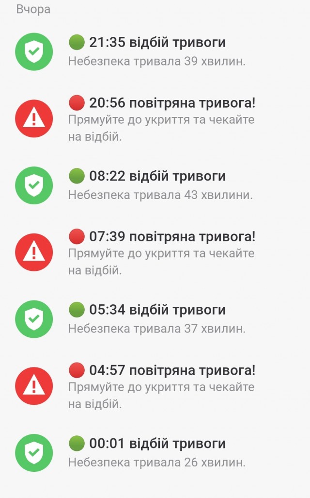 Кадры с попавшими под массированный удар дронов домами в Курске