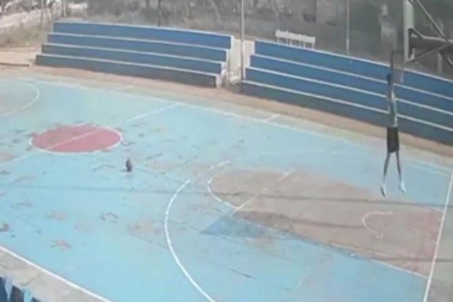 16-летнего баскетболиста насмерть задавило кольцом в Индии