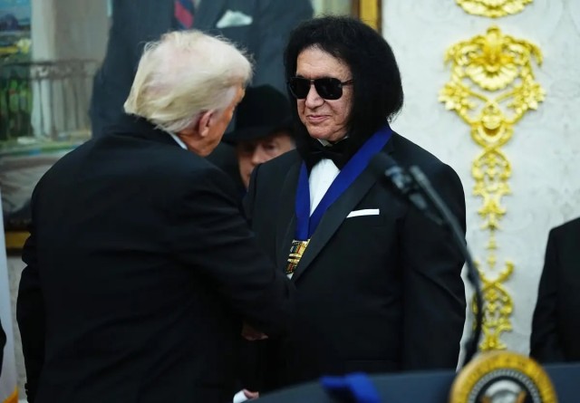 Трамп вручил награды Сильвестру Сталлоне и группе Kiss