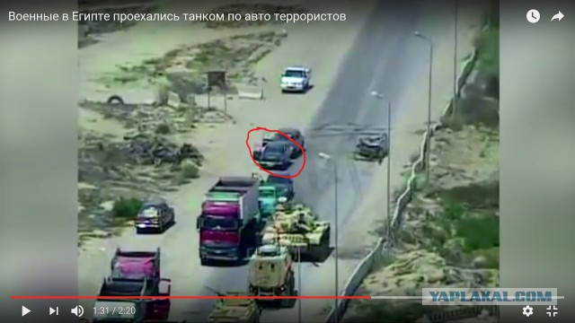 Военные в Египте проехались танком по авто террористов