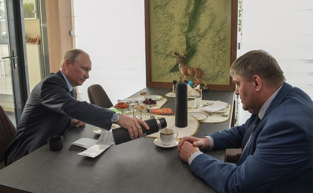 Путин пришел со своим  термосом на ужин лидеров G20