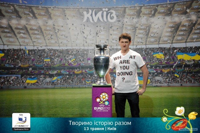 В Киеве напали на Кубок Евро-2012 и повредили его