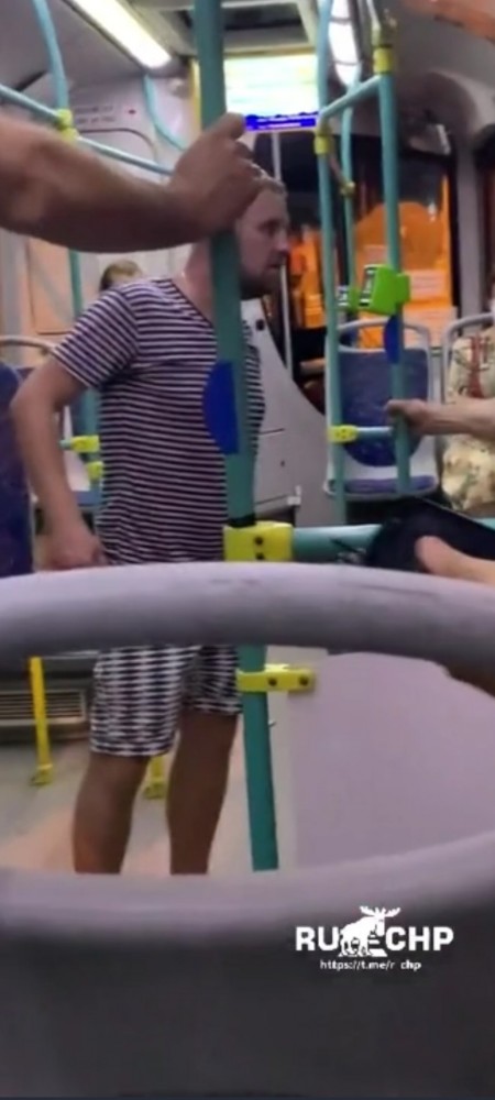 Но крепко он лицом держал удар