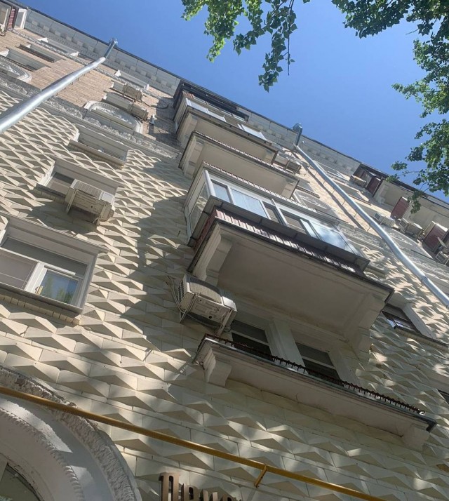 Трагедия на севере Москвы. Из окна квартиры 8 этажа выпала двухлетняя девочка на 2-й Песчаной улице.