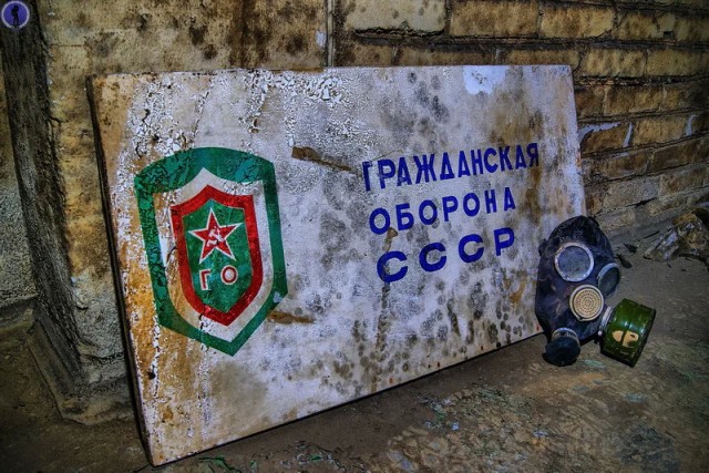 Заброшенное бомбоубежище с необычным дизелем и корабельными дверями