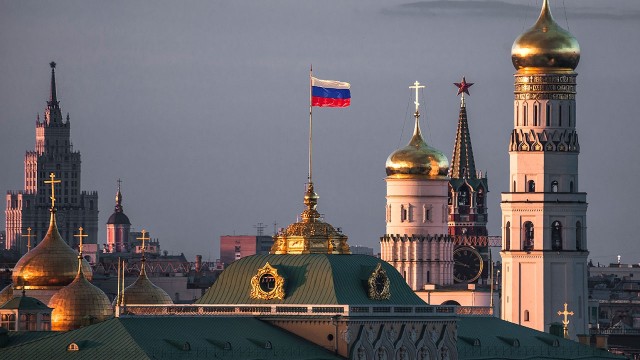 Офицер спецназа инженерных войск показывает захваченное у боевиков оружие и снаряжение