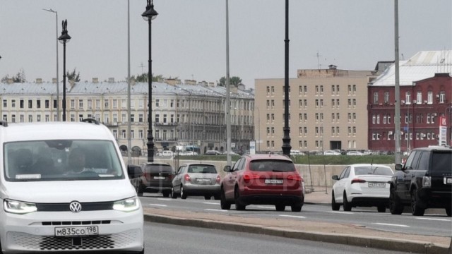 Водители легковушек хотели устроить автоподставу, и одному пришлось уезжать по ремонтной полосе.