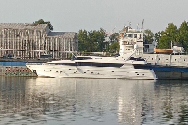 На Волге сгорела 20-тиметровая "Мечта" за $1.000.000