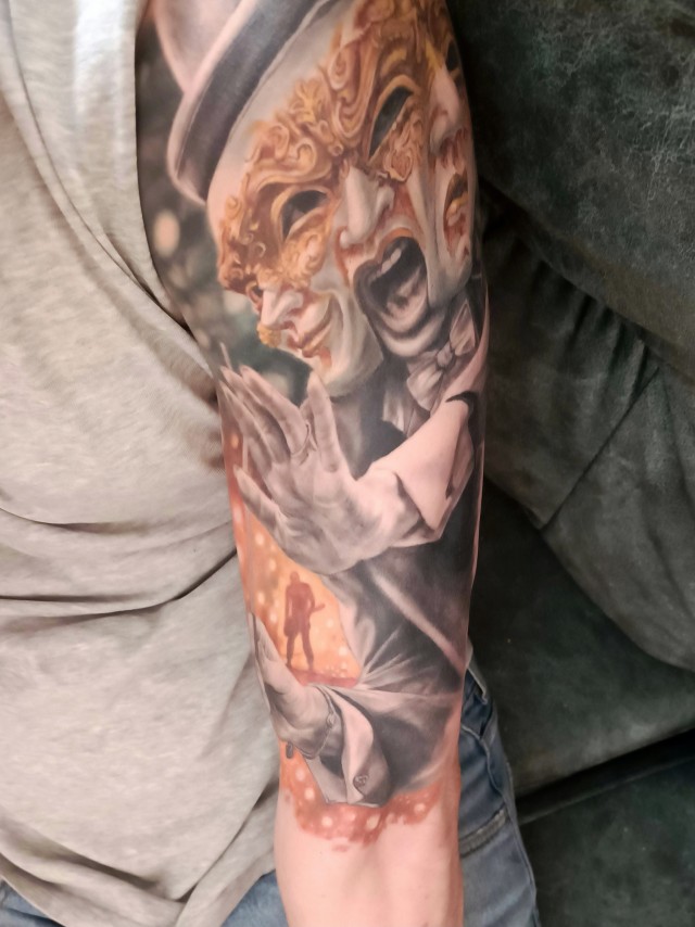 Мастер татуировки