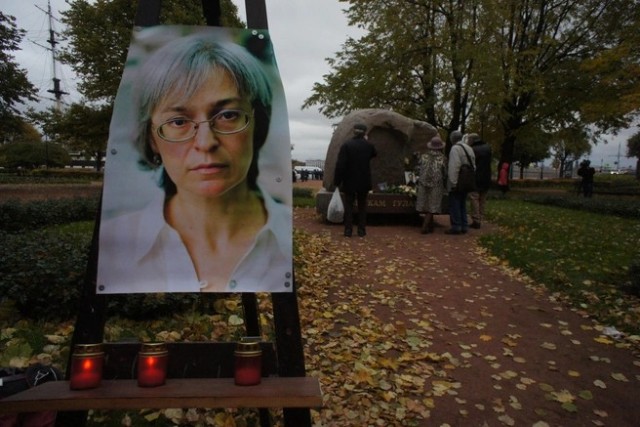 В Москве неизвестные разбили мемориальную доску на доме, возле которого была убита Политковская