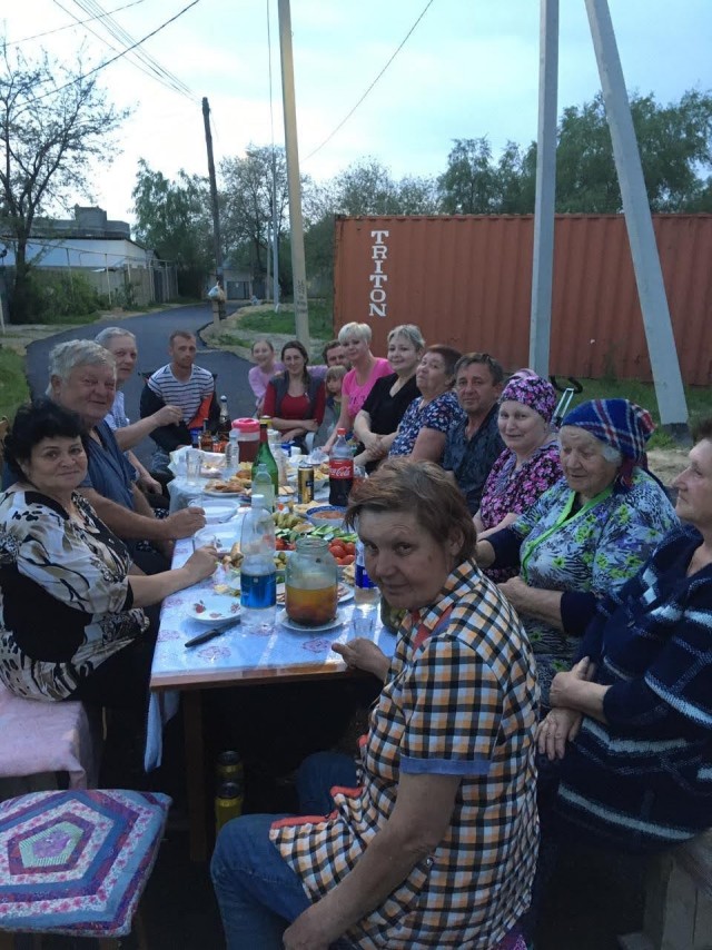 В Ростовской области жители собрались отметить «день дороги», которую они ждали больше 10 лет.