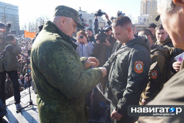 В Донецке руководство ДНР наградило ополченцев