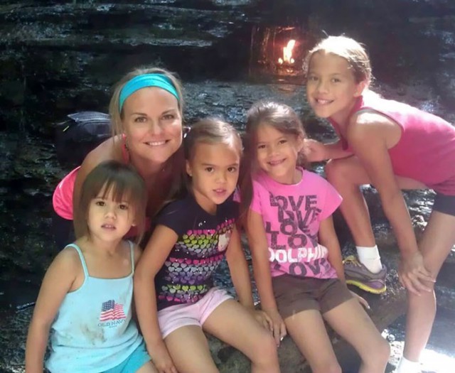Американка удочерила четырех дочерей умершей от рака подруги