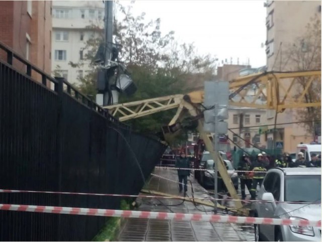 Строительный кран упал на детский сад в Москве
