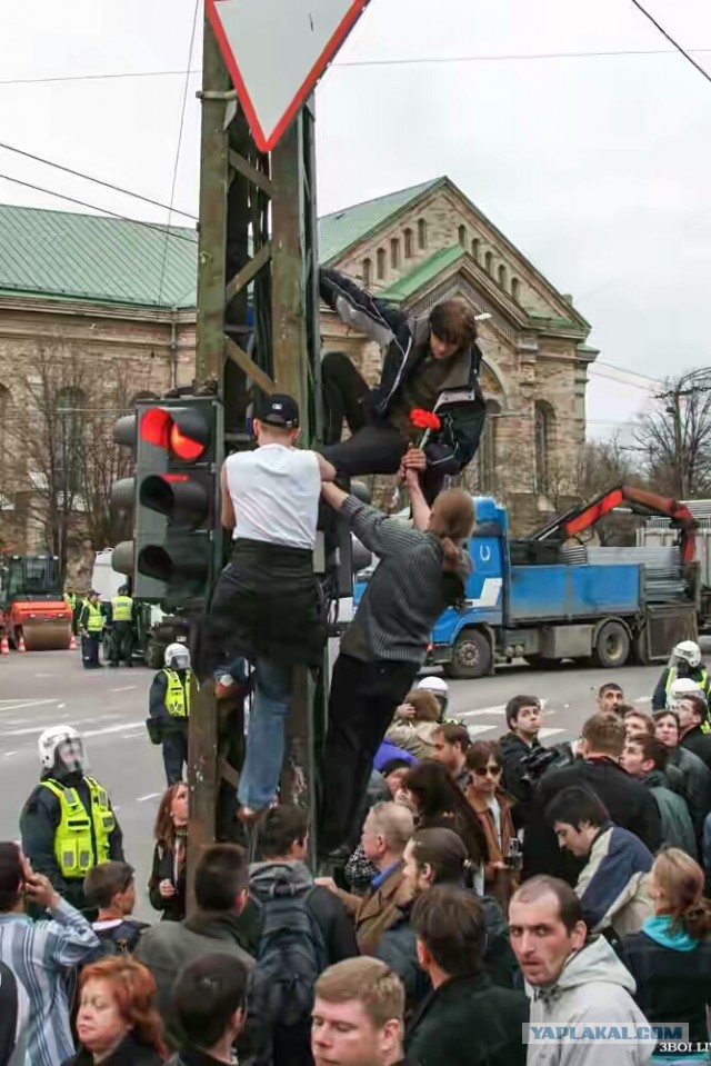 Свидетель протестов против переноса памятника советским воинам вспоминает те дни