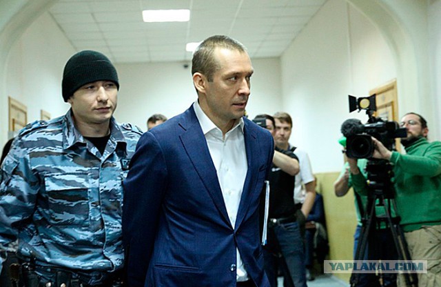 В квартире матери полковника Захарченко нашли еще один склад денег
