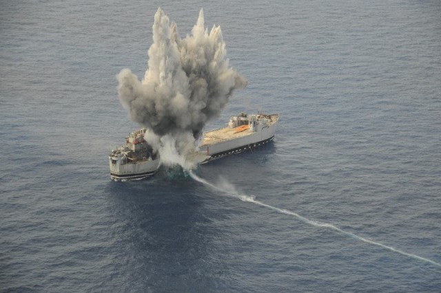 Большой десантный корабль ВМС США идет в Черное море