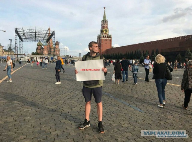 На Красной площади задержан активист с пустым плакатом