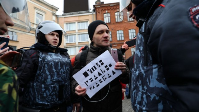 На акции в защиту Конституции в Петербурге задержали более 10 человек