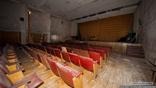 Пионерский лагерь с бассейном и бомбоубежищем