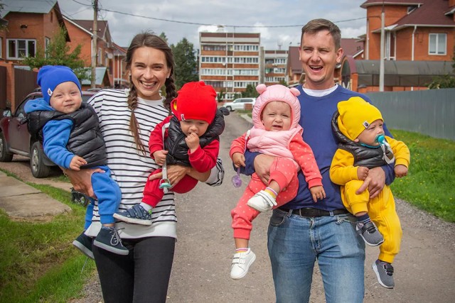 Каждая российская семья в рекламе теперь будет многодетной. Так депутаты хотят увеличить рождаемость