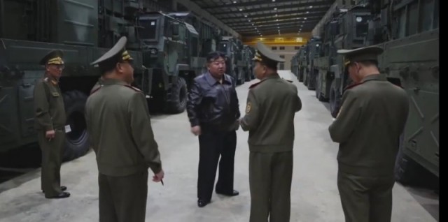 Ким Чен Ын проинспектировал работу завода по производству тактических ракетных систем