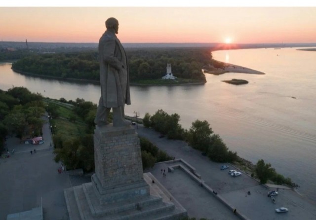 Гигантская голова Ленина