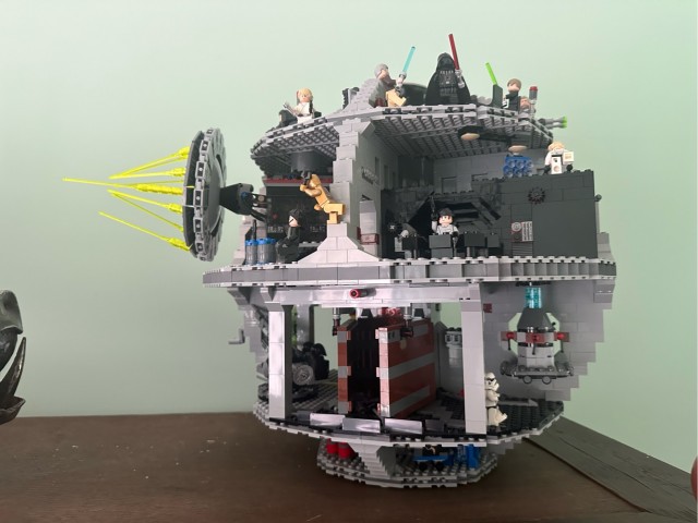 LEGO представила новый набор «Звезда смерти» с 9023 деталями и 38 минифигурками