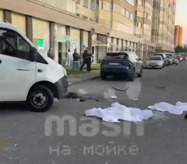 Жительница чудом увернулась от рухнувшей оконной рамы