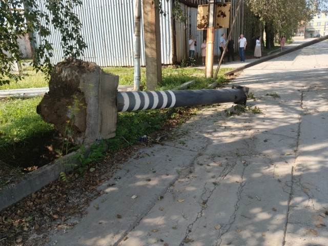 Надземный пешеходный переход рухнул прямо на трассу в Татарстане.