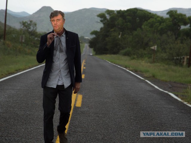 Печальный мужик с сигаретой..